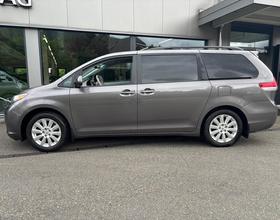 TOYOTA Sienna AWD